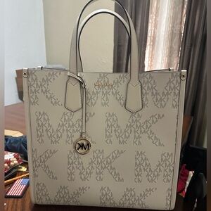 New without tags Michael Kors large logo tote